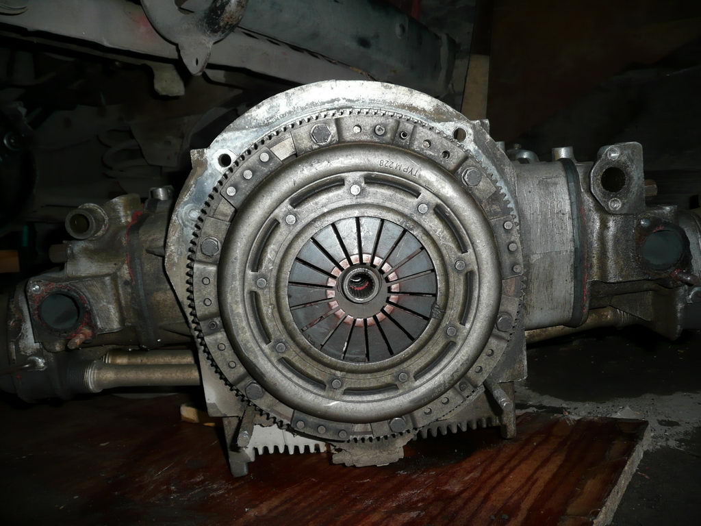 на полу снятый оппозитный двигатель wv dg с установленной корзиной сцепления