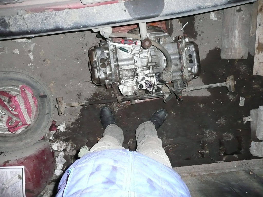 двигатель снят, вытянут из под машины по дсп плите